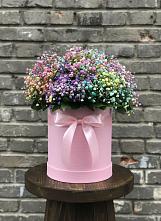 Цветочная композиция из Гипсофила и Розы в шляпной коробке в поселок Карьероуправления