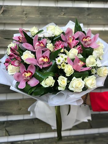 Букет цветов из: Розы и Хризантемы в поселок Карьероуправления