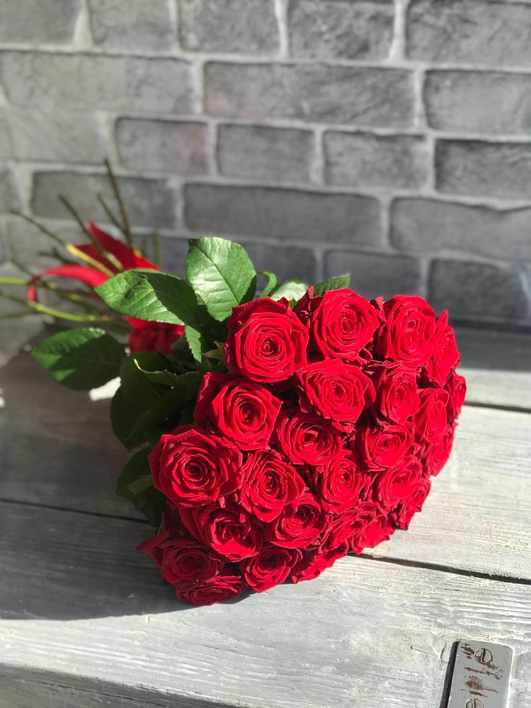 Букет Красные розы Фридом в поселок Карьероуправления