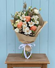 Букет цветов из:  Альстромерии, Лизиантусы, Розы и Хризантемы в поселок Карьероуправления