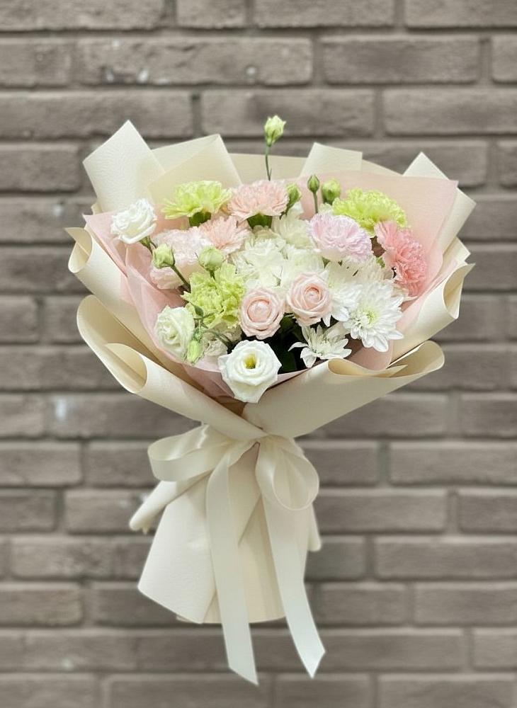 Букет цветов из: Гвоздики, Розы, Лизиантусы и Хризантемы в поселок Карьероуправления