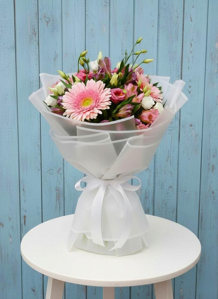 Букет цветов из: Герберы, Альстромерии и Лизиантусы в поселок Карьероуправления