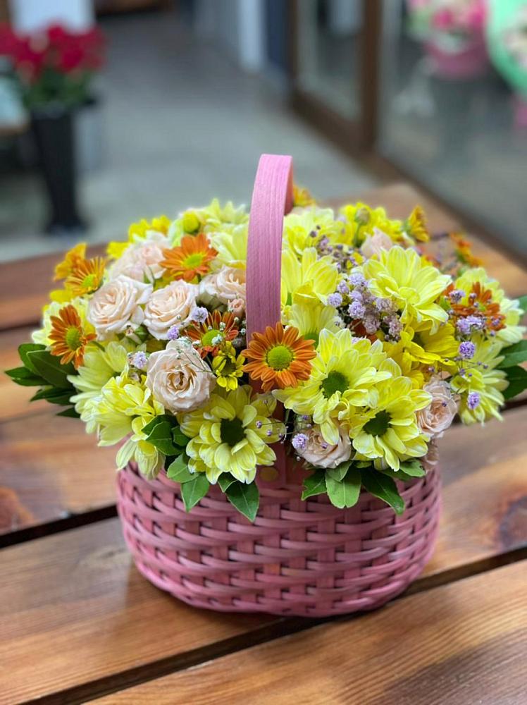 Цветочная композиция из Хризантемы и Розы в корзине в поселок Карьероуправления