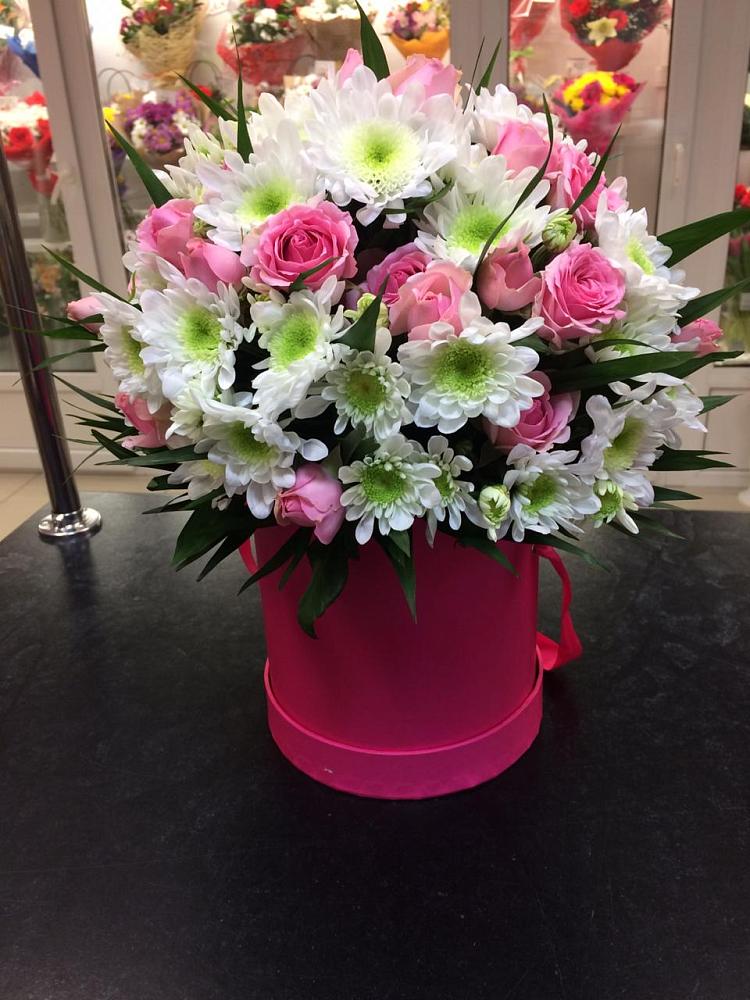 Цветочная композиция из Розы и Хризантемы в шляпной коробке в поселок Карьероуправления