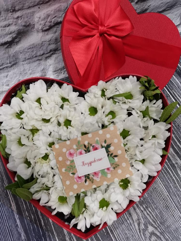 Цветочная композиция из Хризантемы в виде сердца в поселок Карьероуправления