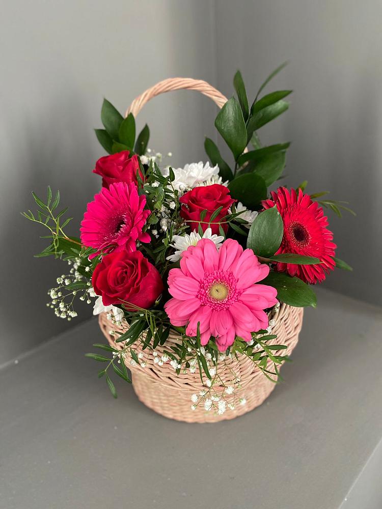 Цветочная композиция из Розы, Хризантемы и Герберы в корзине в поселок Карьероуправления