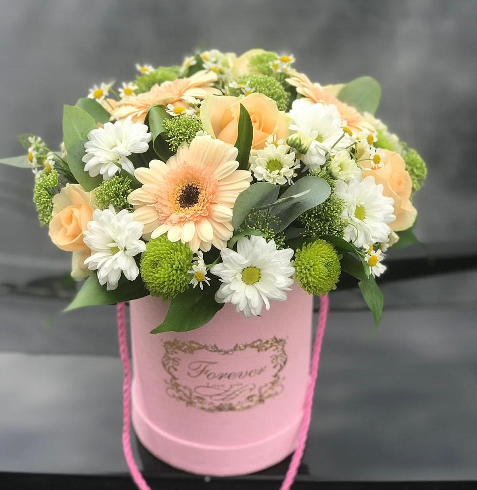 Цветочная композиция из Розы, Герберы и Хризантемы в шляпной коробке в поселок Карьероуправления