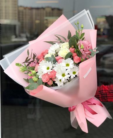Букет цветов из: Розы, Лизиантусы и Хризантемы в поселок Карьероуправления
