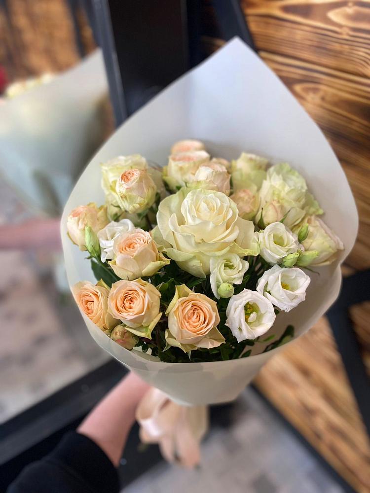 Букет цветов из: Розы и Лизиантусы в поселок Карьероуправления