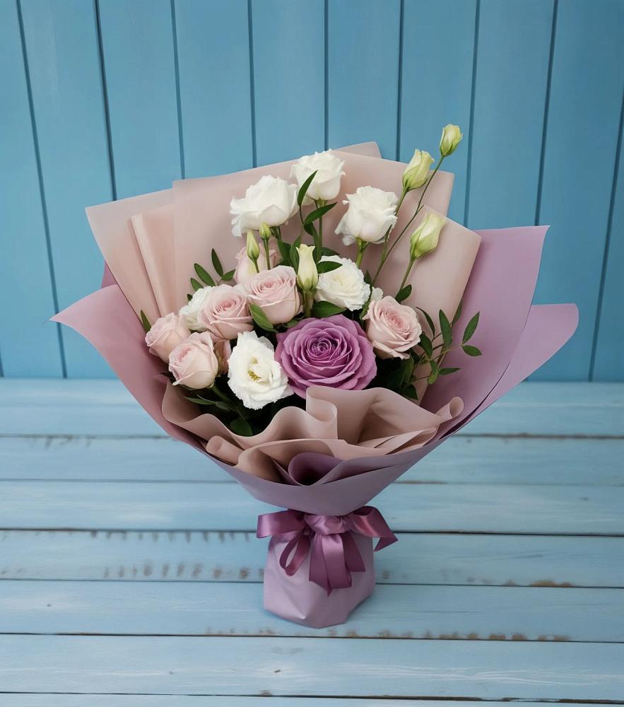 Букет цветов из: Розы и Лизиантусы в поселок Карьероуправления